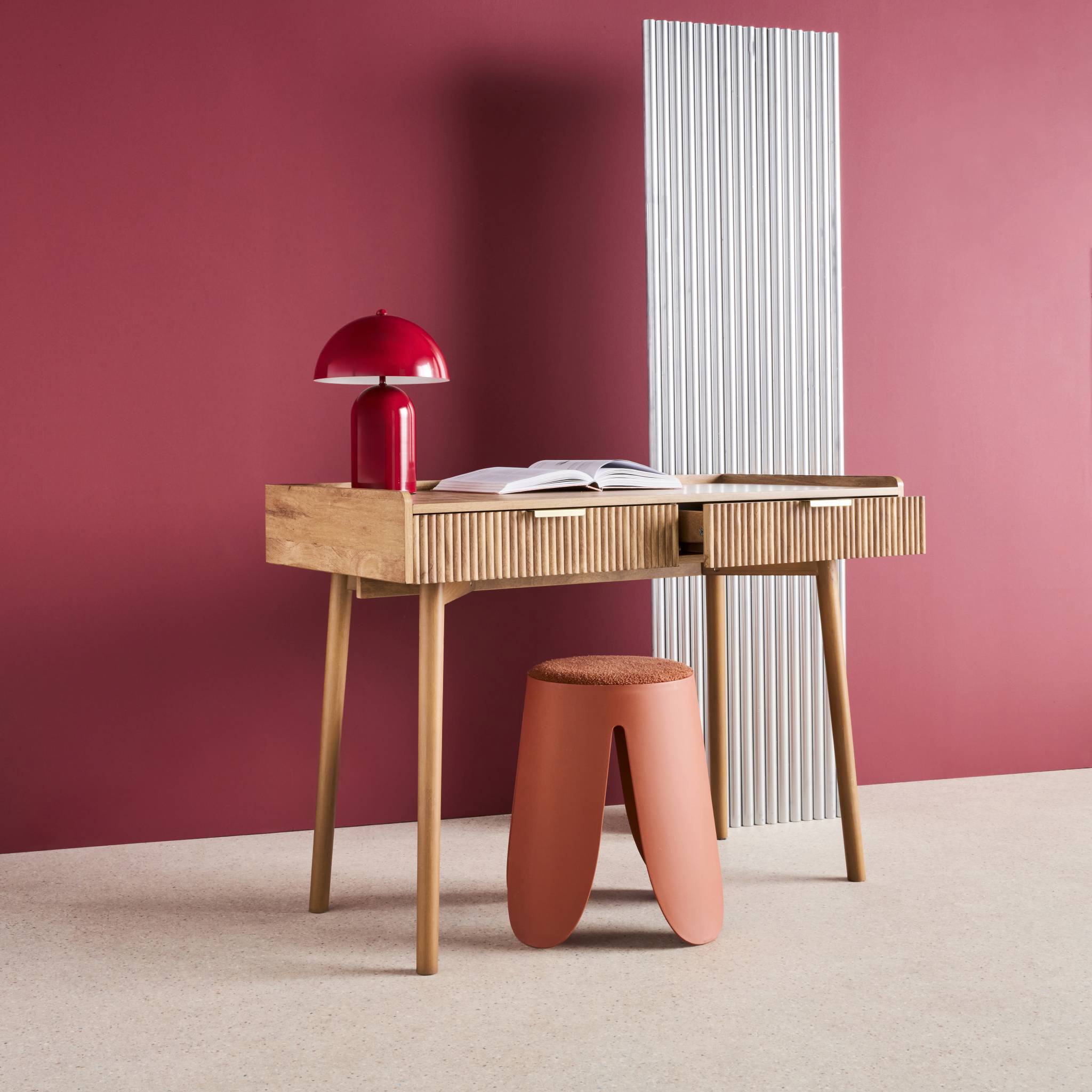 Scrivania effetto legno di mango scanalato 2 cassetti