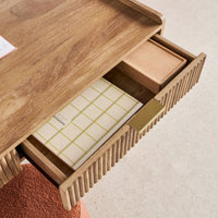 Scrivania effetto legno di mango scanalato 2 cassetti