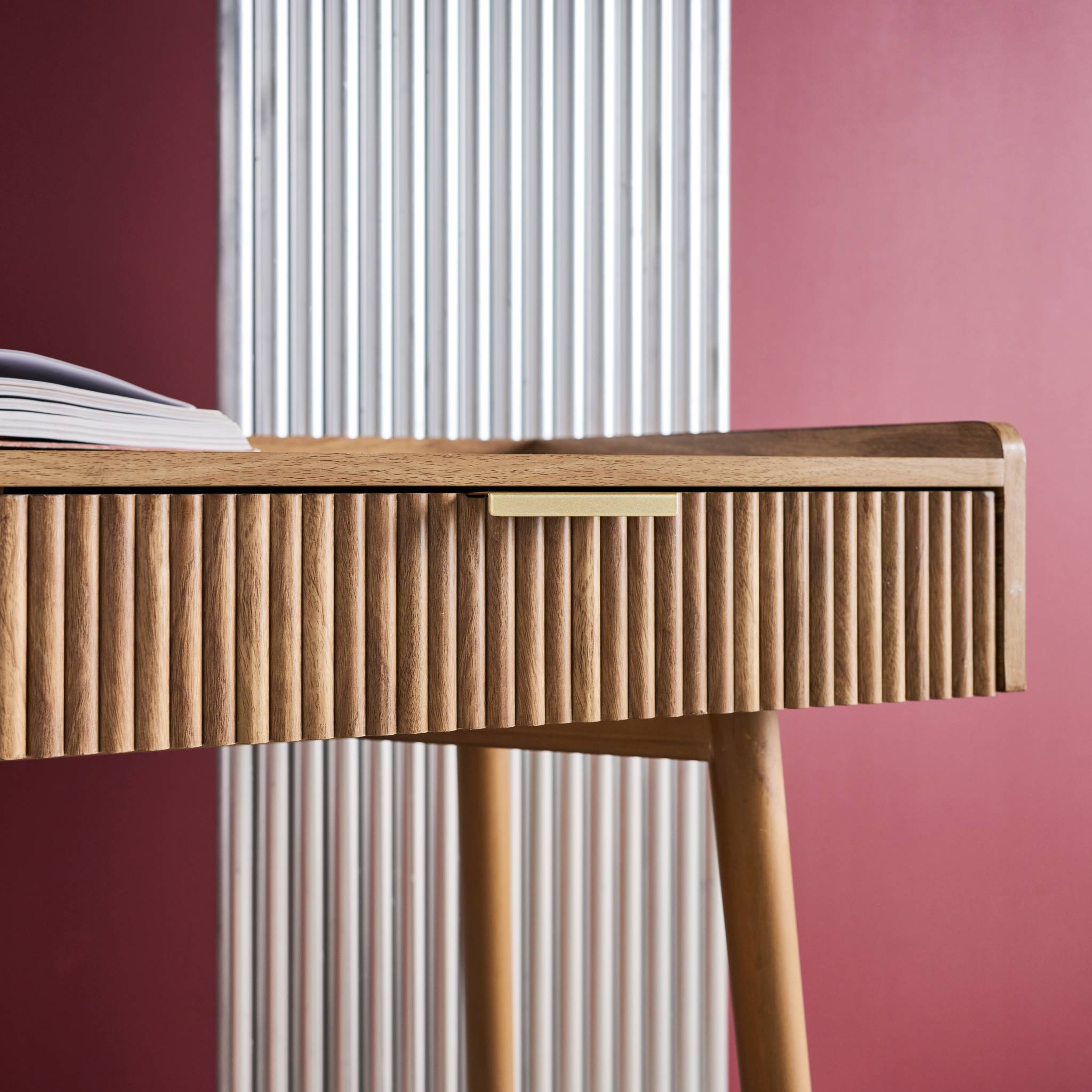 Scrivania effetto legno di mango scanalato 2 cassetti