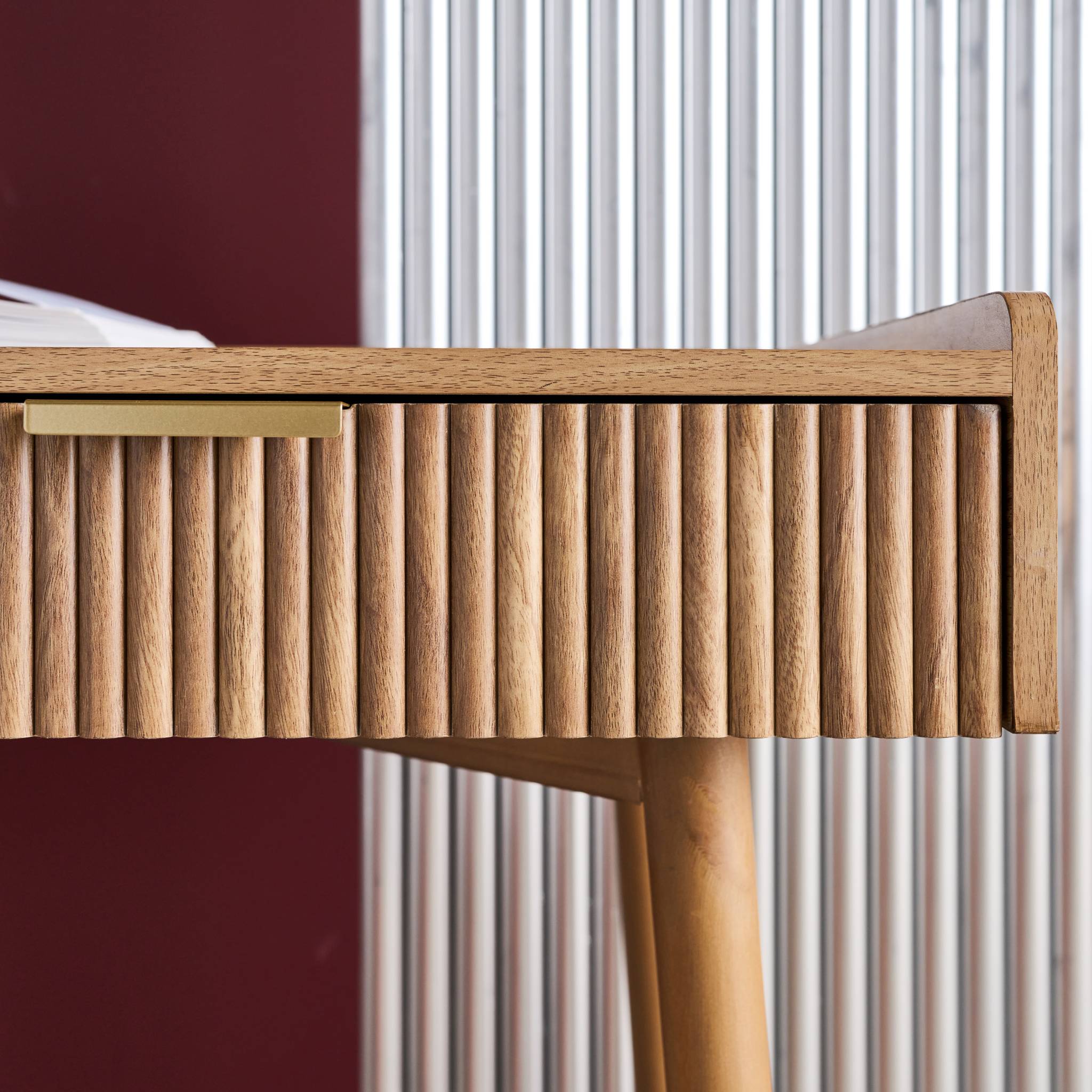 Scrivania effetto legno di mango scanalato 2 cassetti