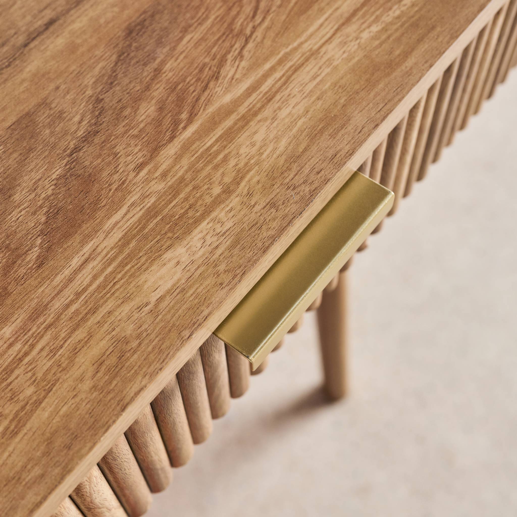 Scrivania effetto legno di mango scanalato 2 cassetti