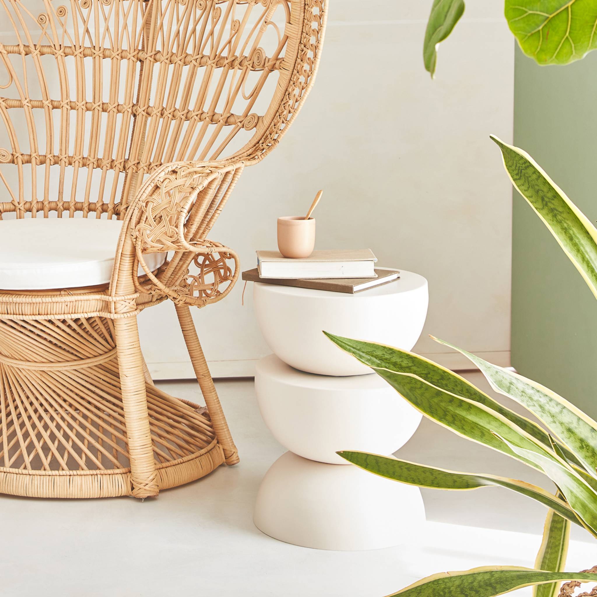 Tavolino  in metallo, crema