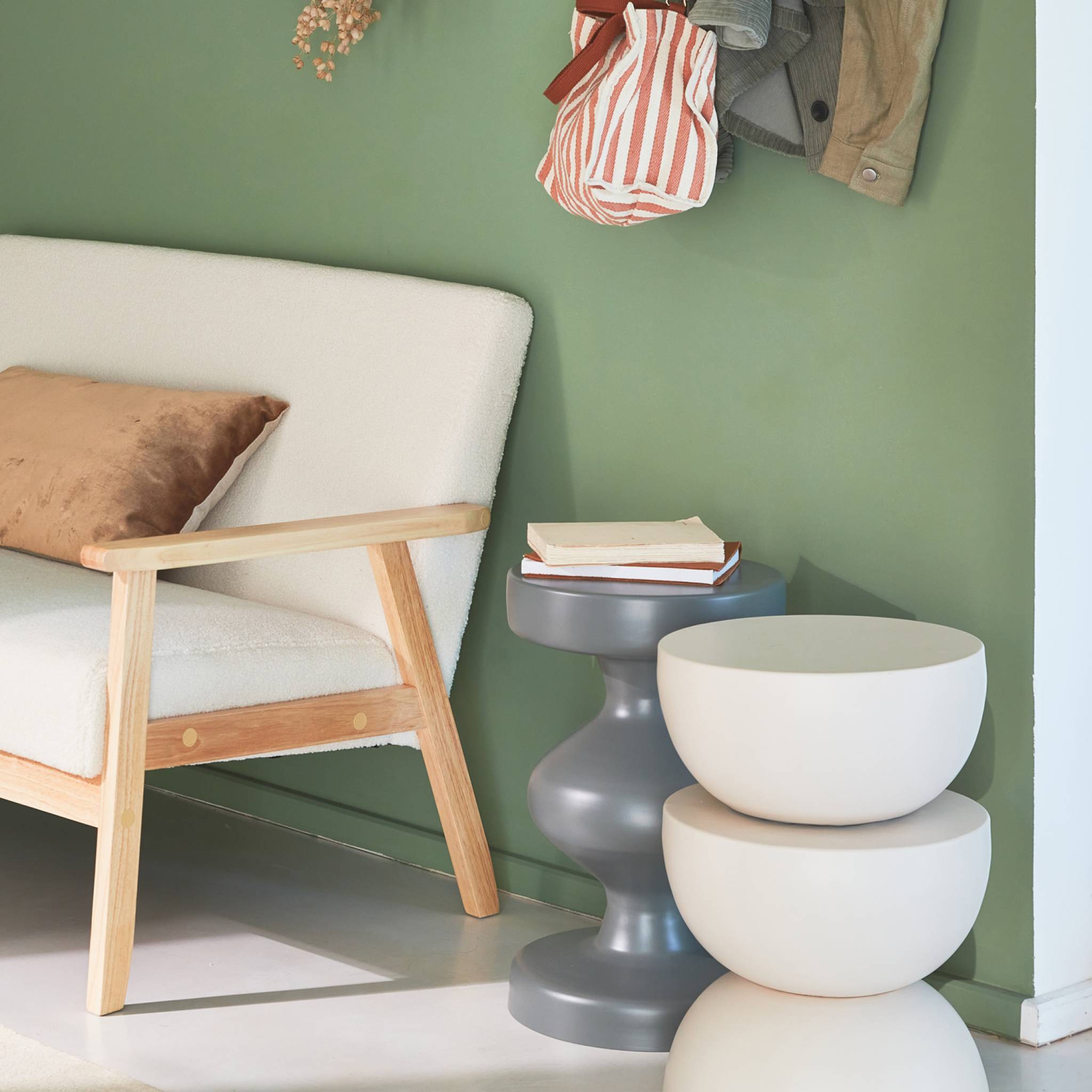 Tavolino  in metallo, crema