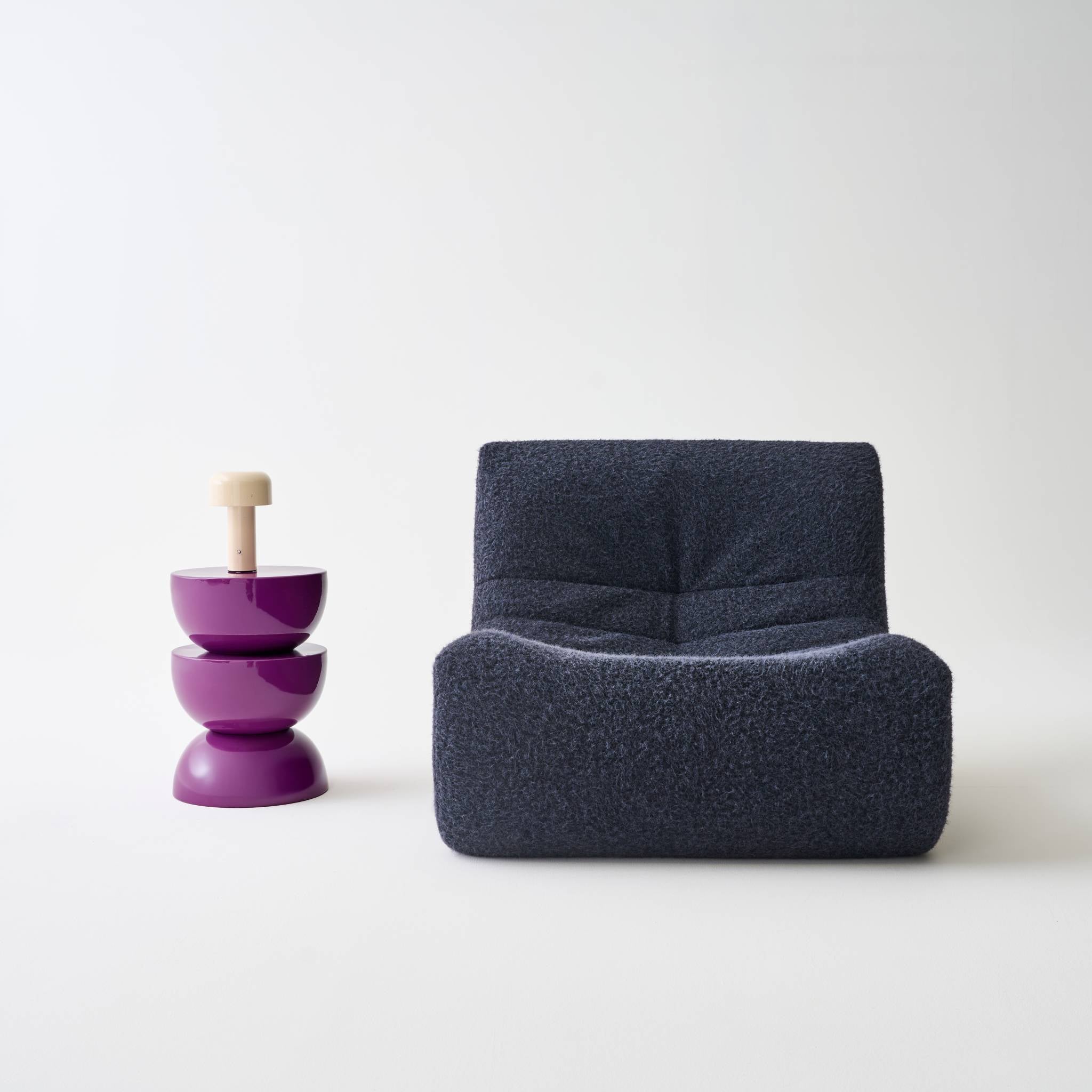 Tavolino in metallo effetto glassy, 46,5cm, viola