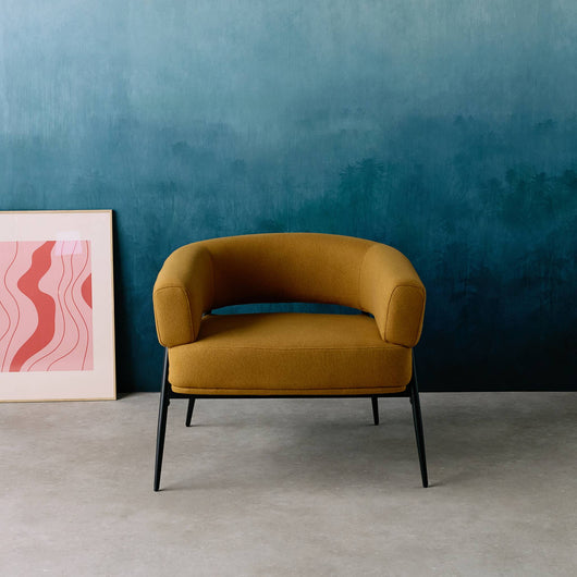 Poltrona tessuto schienale incurvato piedi metallo, mostarda