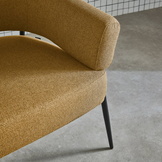 Poltrona tessuto schienale incurvato piedi metallo, mostarda