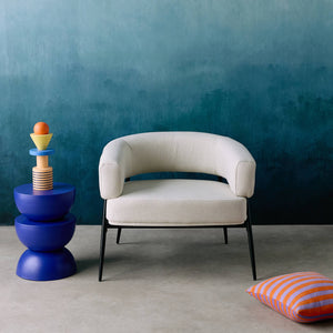 Poltrona tessuto schienale incurvato piedi metallo, bianco