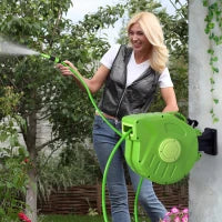 Outsunny Avvolgitubo da Giardino Retrattile con Tubo dell'Acqua 15 m, Rullo Avvolgitubo da Parete Girevole a 180°, Avvolgitubo Automatico Tubo da Giardino per Irrigazione in plastica, Verde