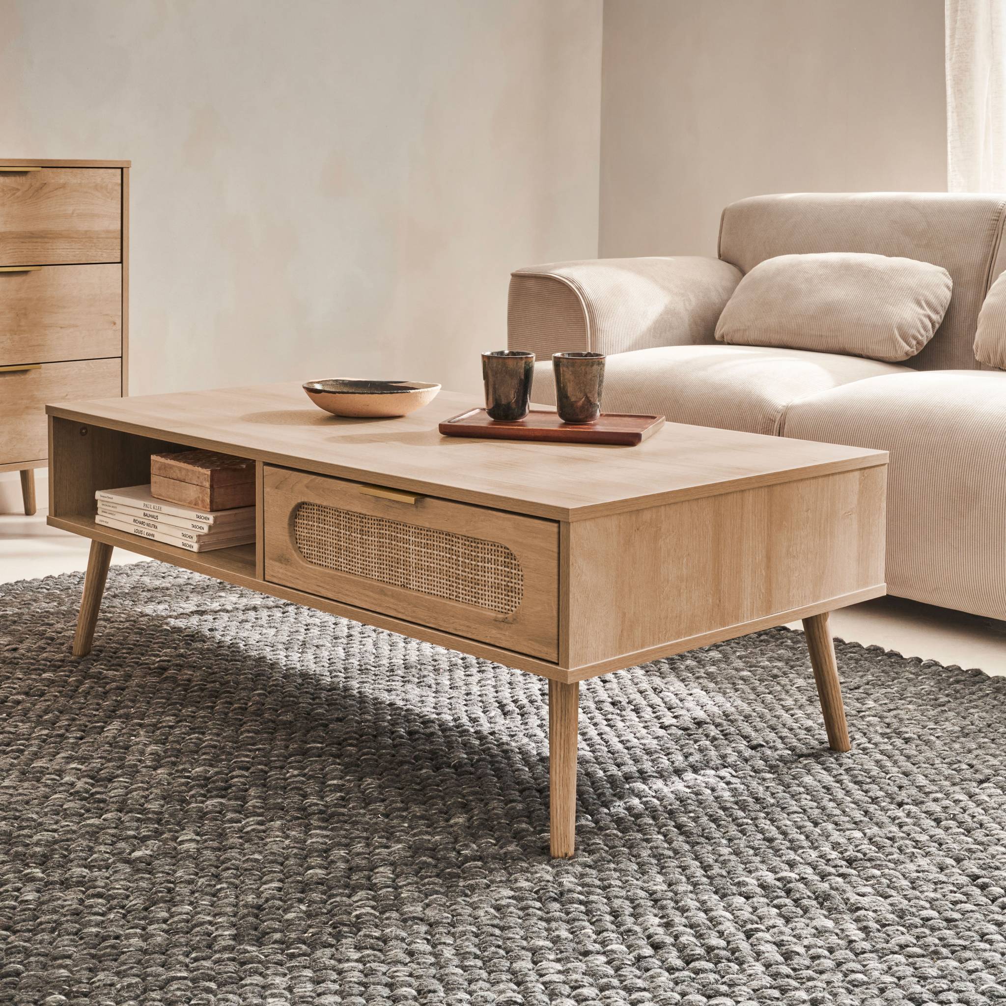 Tavolino scandinavo in canna intrecciata, 1 cassetto, marrone naturale