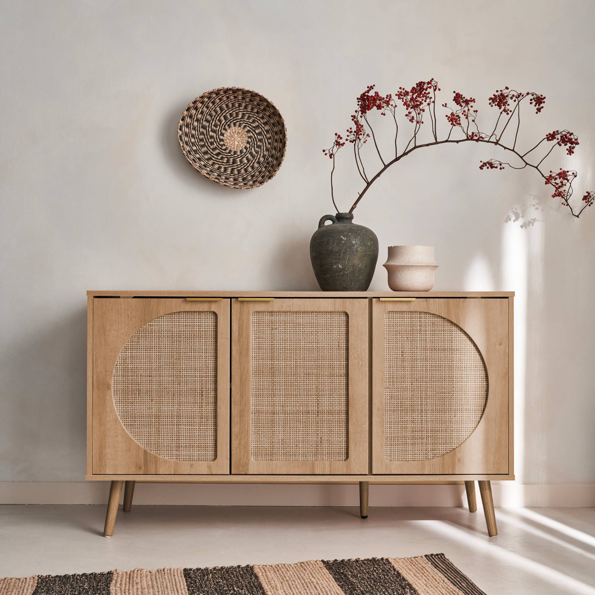Credenza scandinava con decoro in legno e canna, 120cm, marrone