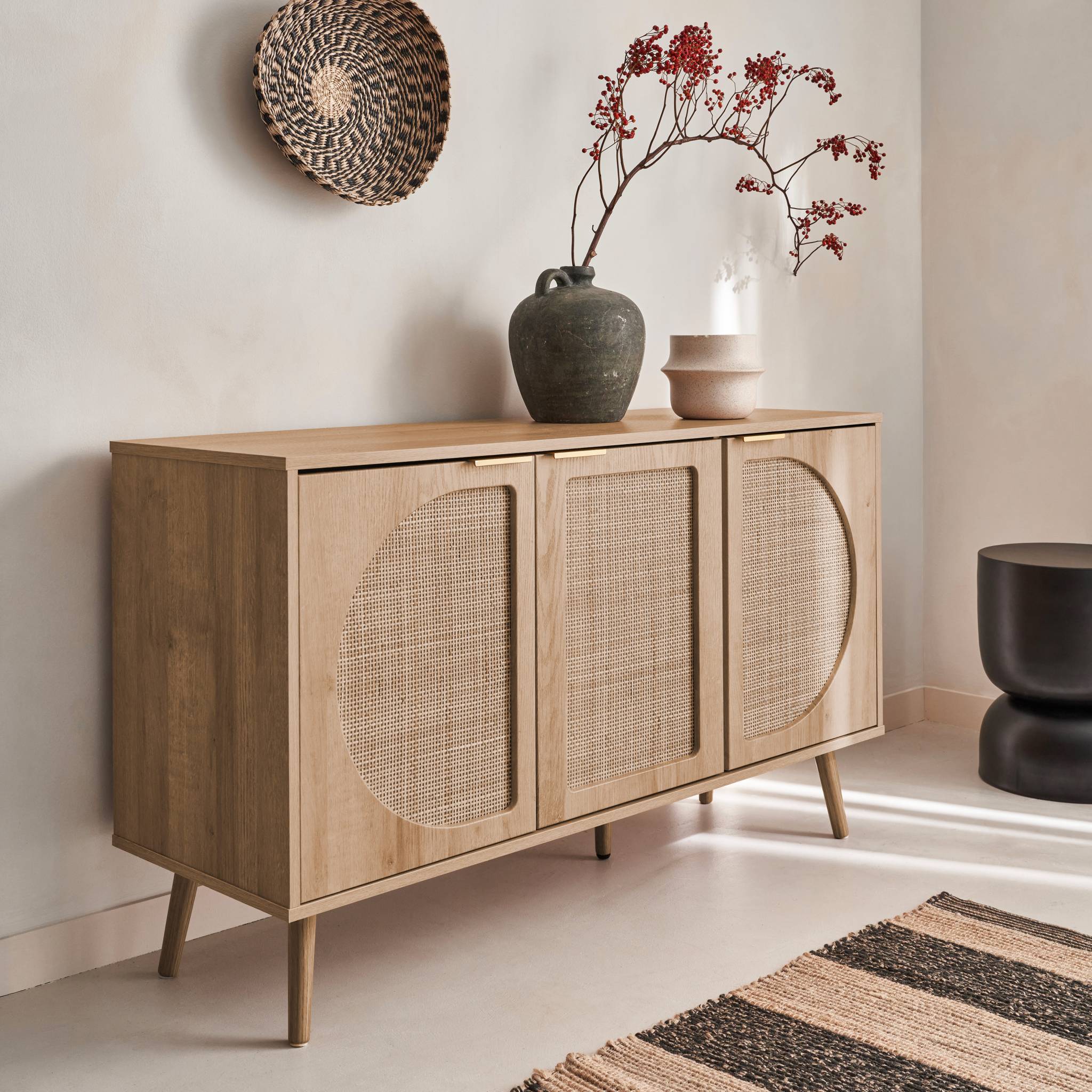 Credenza scandinava con decoro in legno e canna, 120cm, marrone