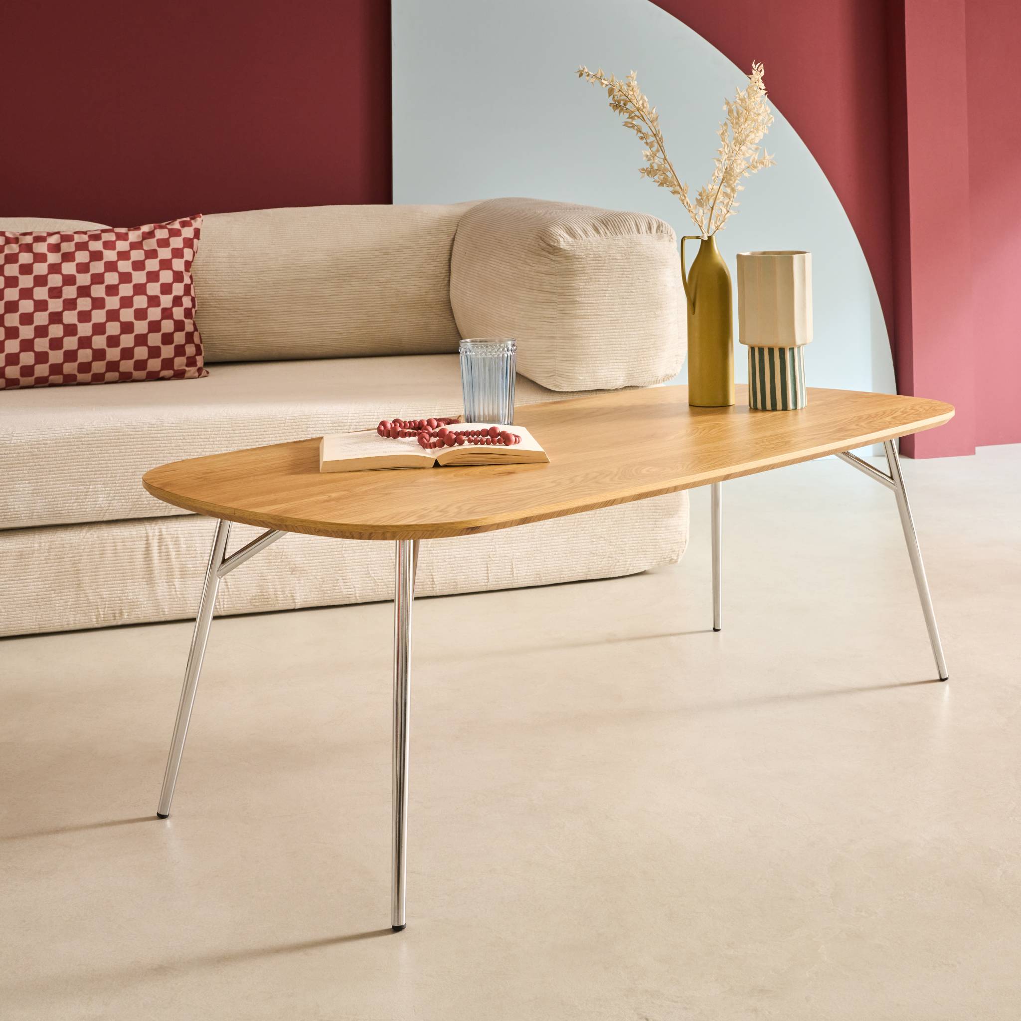 Tavolino rettangolare con gambe cromate e decorazioni in legno,