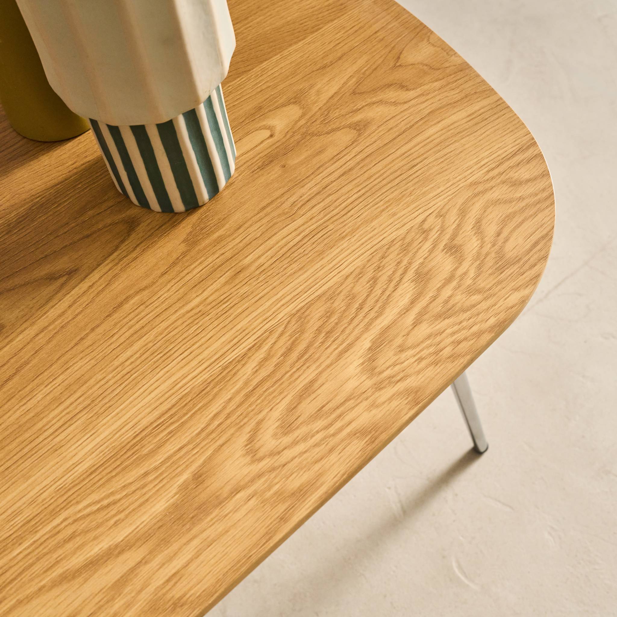 Tavolino rettangolare con gambe cromate e decorazioni in legno,