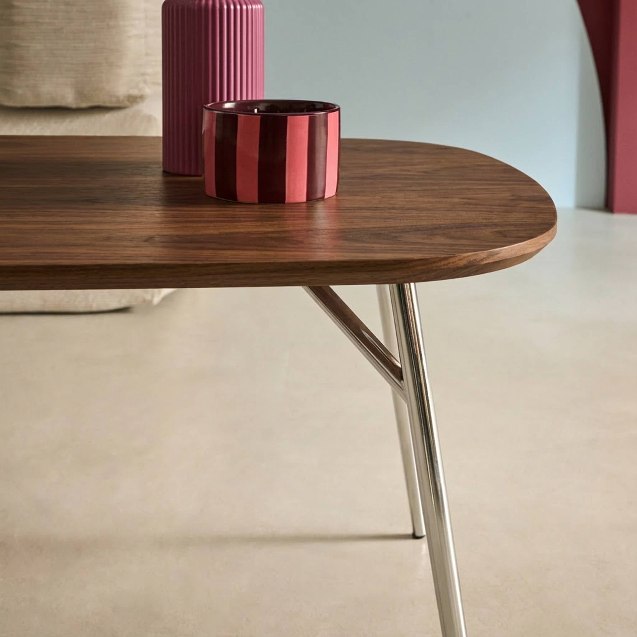 Tavolino rettangolare con gambe cromate e decorazioni in legno, noce