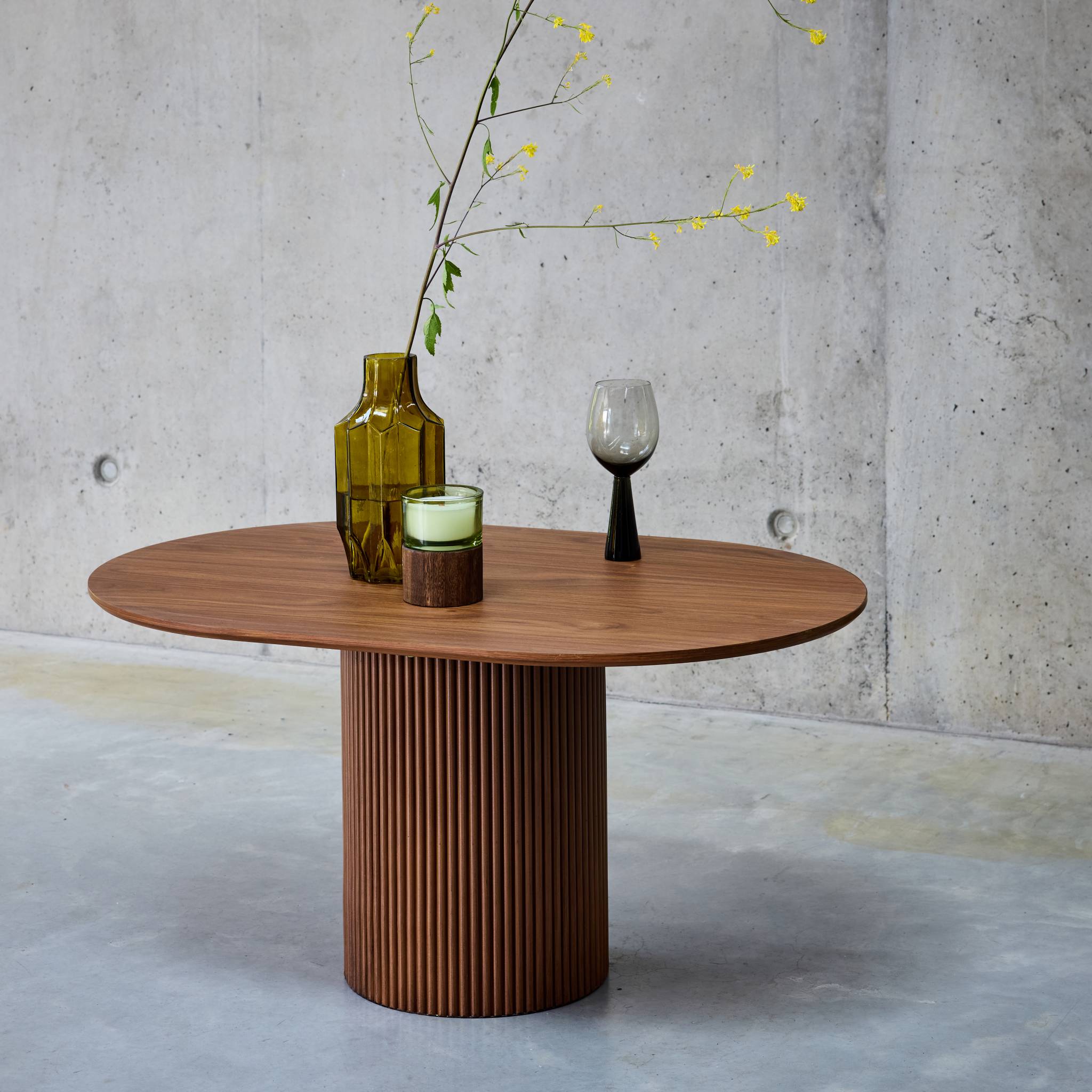 Tavolino oblungo con effetto legno intagliato, marrone