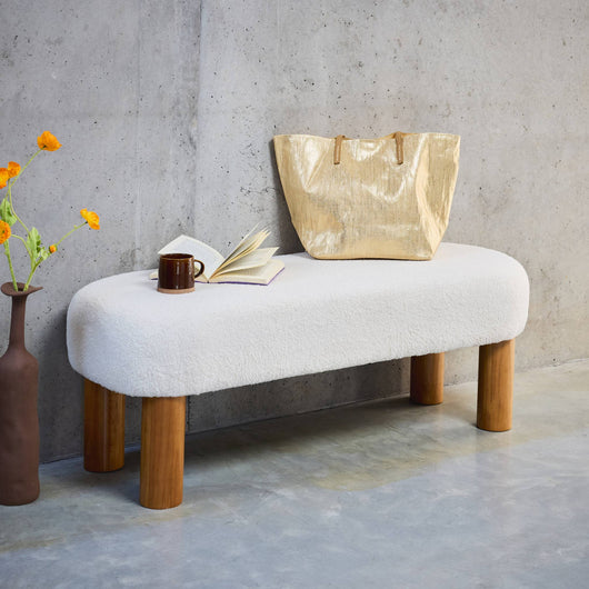 Panca in legno di gomma e tessuto bouclé, bianco