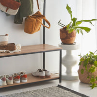 Tavolino, fine divano, comodino in metallo, crema