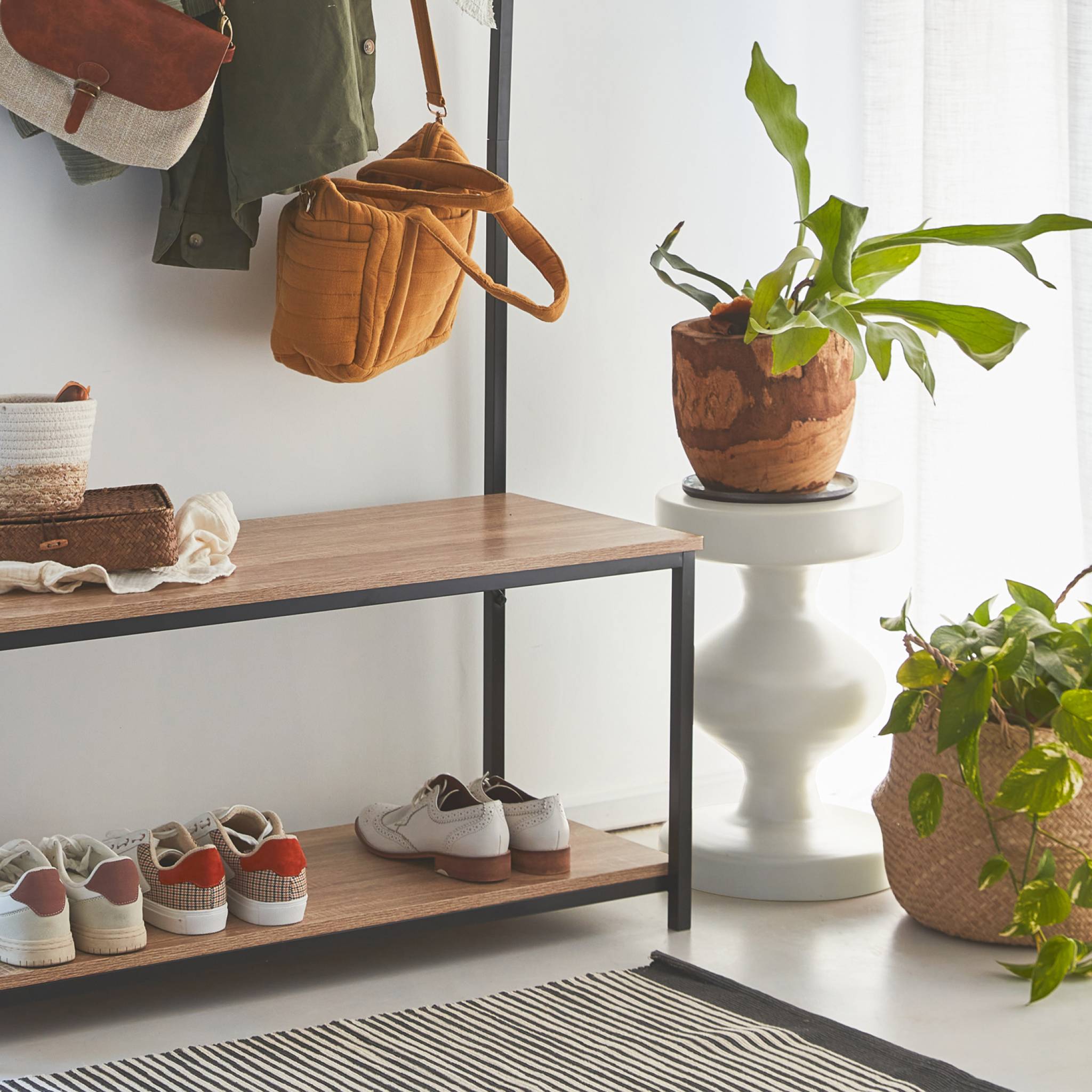 Tavolino, fine divano, comodino in metallo, crema