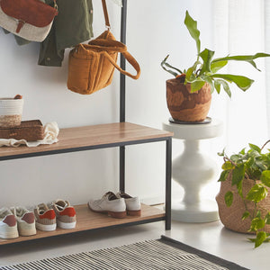 Tavolino, fine divano, comodino in metallo, crema