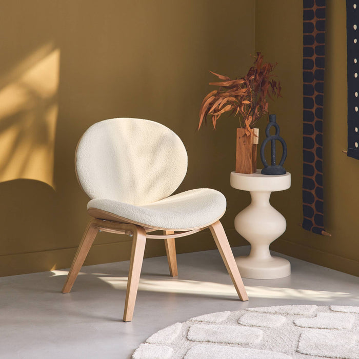 Poltrona con finiture effetto legno curvato e tessuto bouclé, quercia