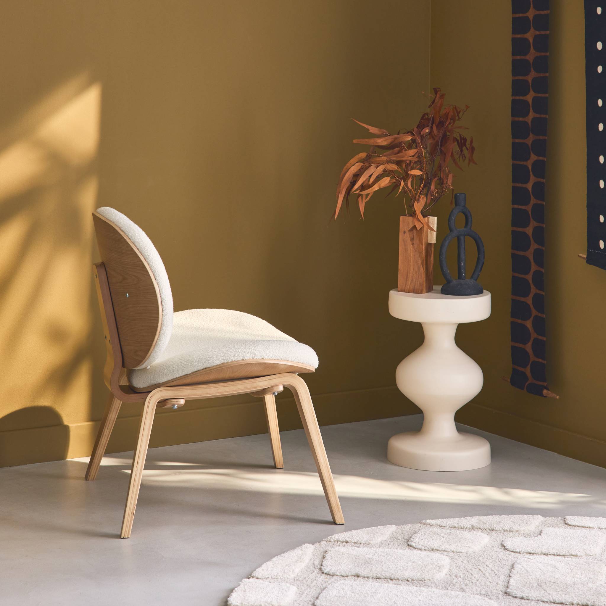 Poltrona con finiture effetto legno curvato e tessuto bouclé, quercia