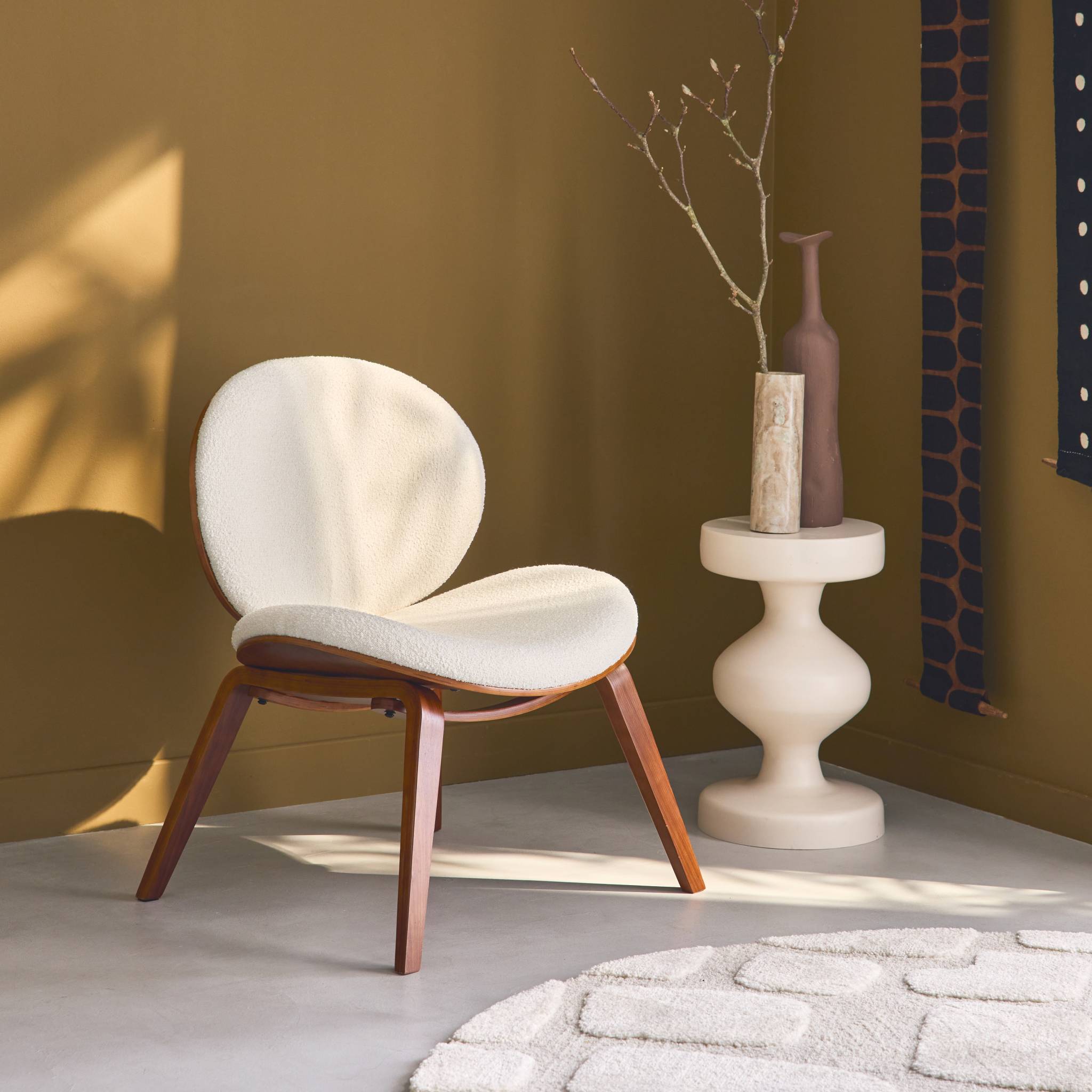 Poltrona con finiture effetto legno curvato e tessuto bouclé, marrone