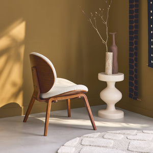 Poltrona con finiture effetto legno curvato e tessuto bouclé, marrone