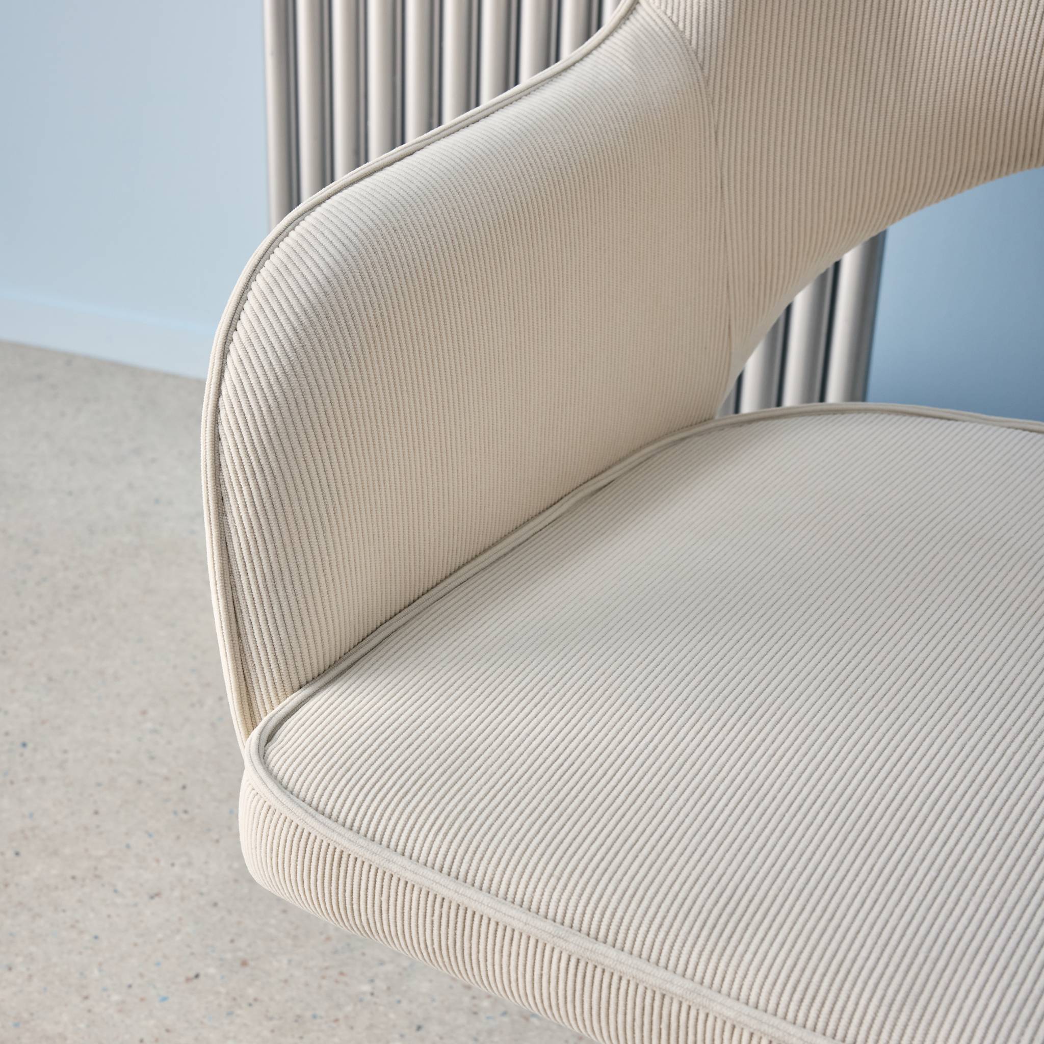 Sedia da ufficio a rotelle velluto a coste base cromata, bianco sporco