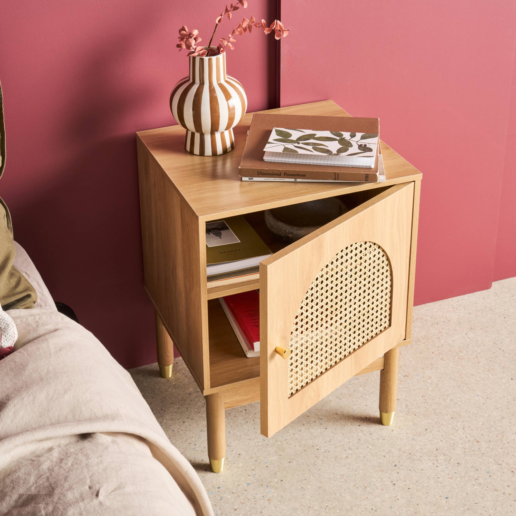 Set 2 comodini in legno con ante in cannage, marrone naturale