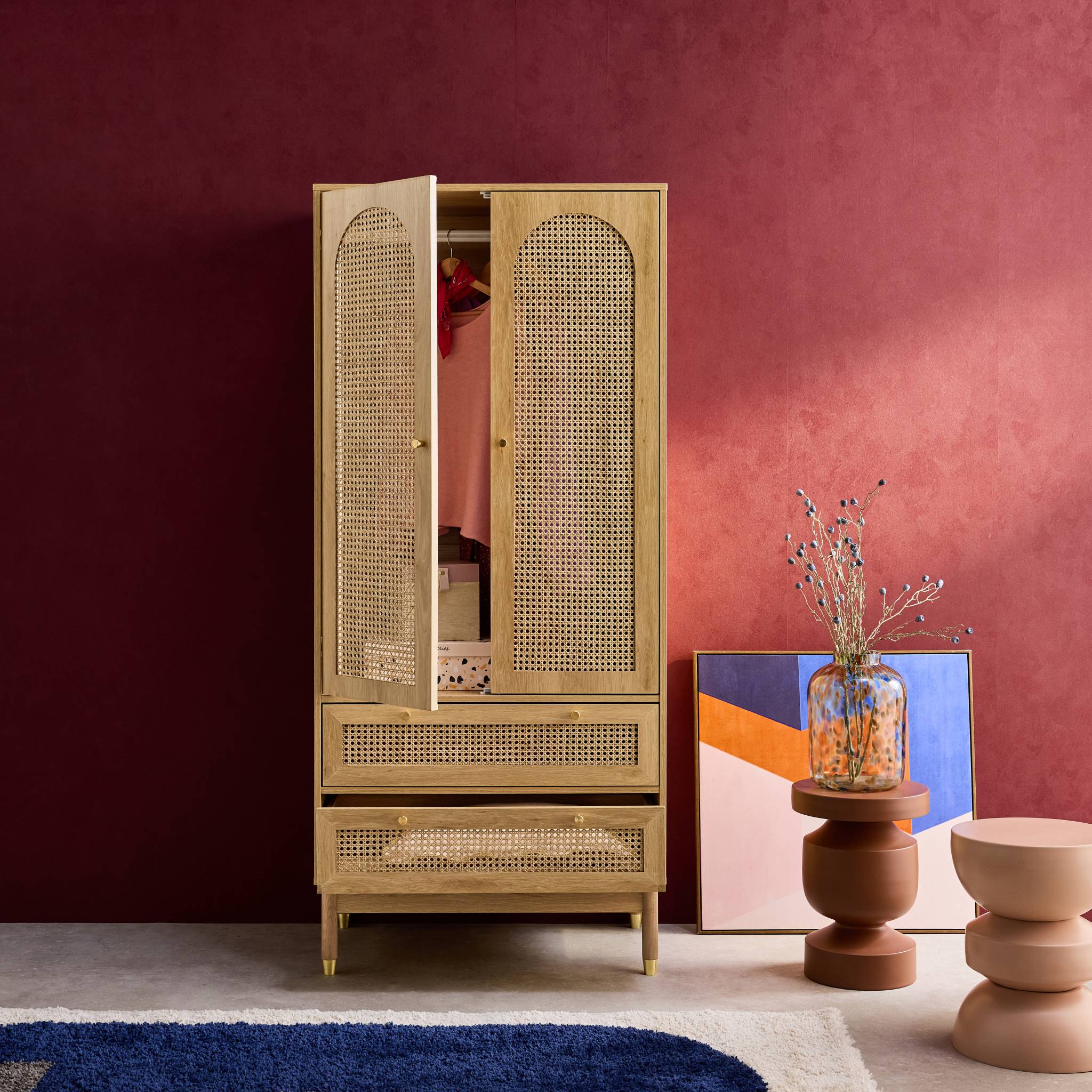 Armadio a due ante con due cassetti in legno intrecciato, marrone