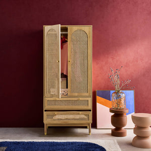 Armadio a due ante con due cassetti in legno intrecciato, marrone