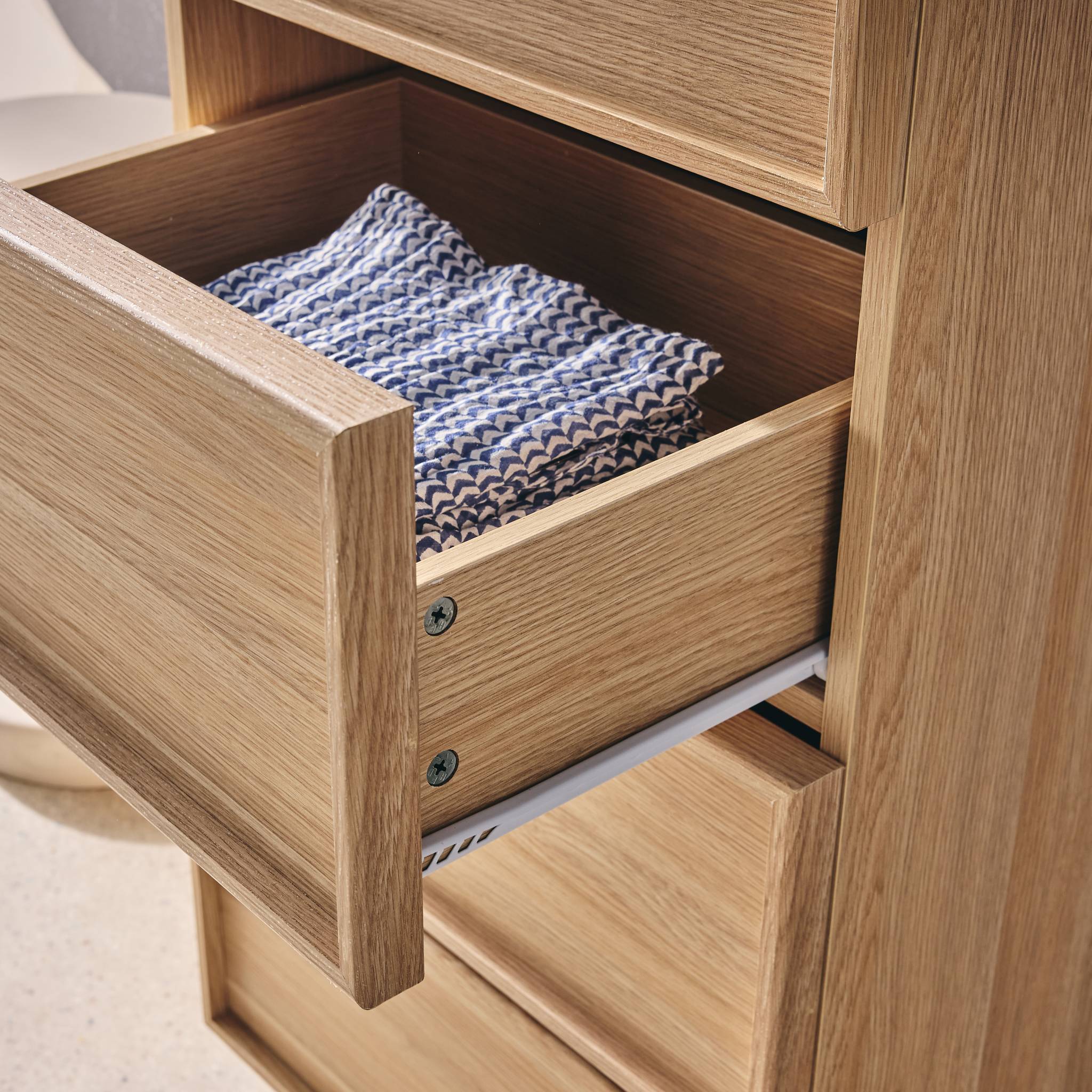 Cassettiera alta con 4 cassetti effetto legno, marrone naturale