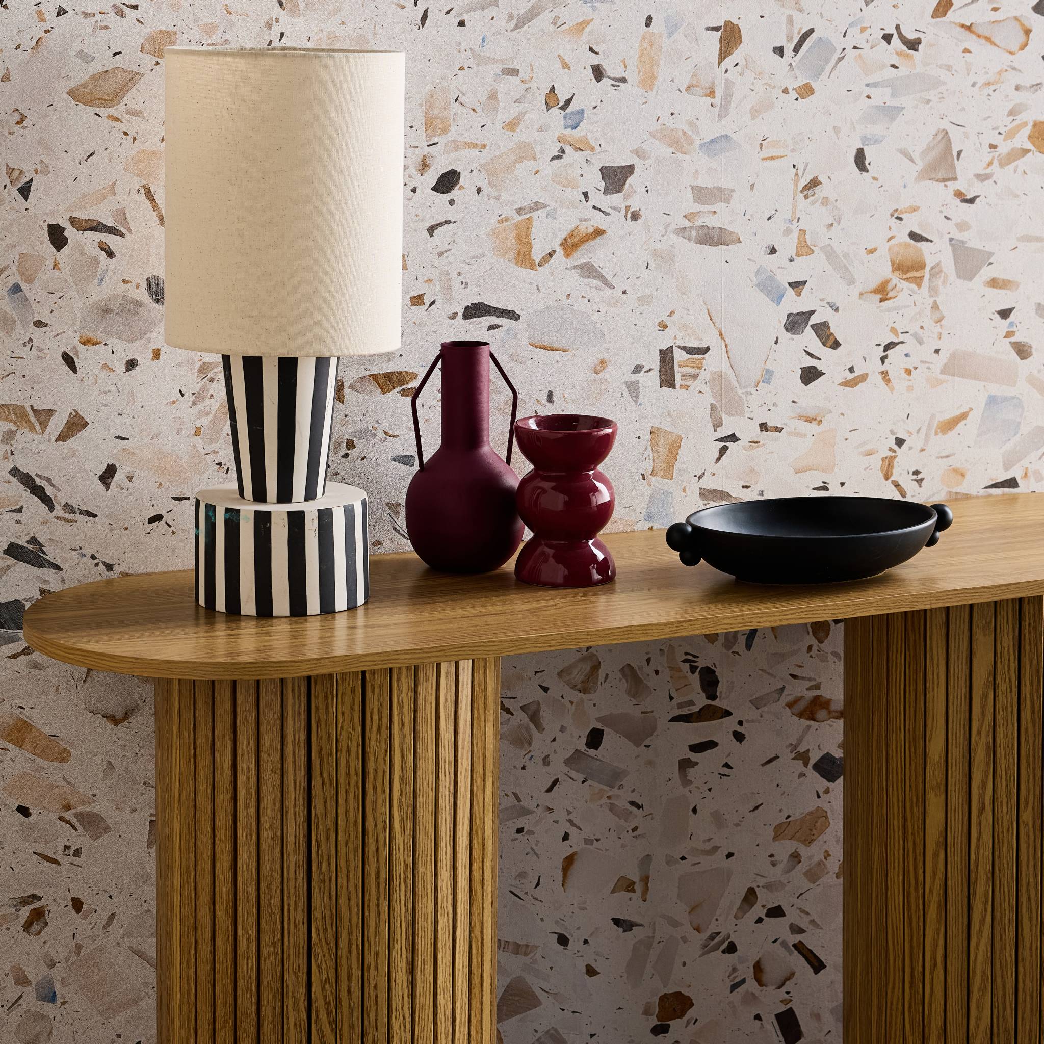 Consolle ovale scandinava con effetto legno scanalato, marrone