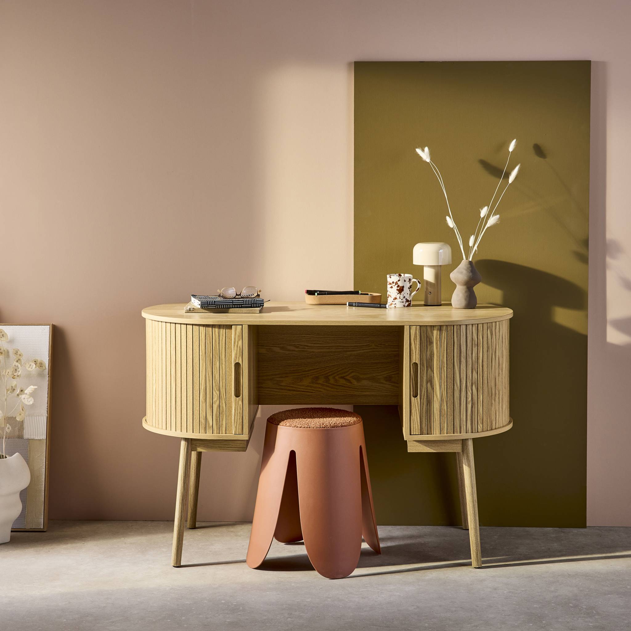 Scrivania ovale con effetto legno scanalato e due vani portaoggetti,