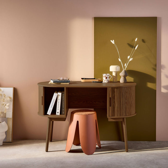 Scrivania ovale con effetto legno scanalato e due vani portaoggetti,