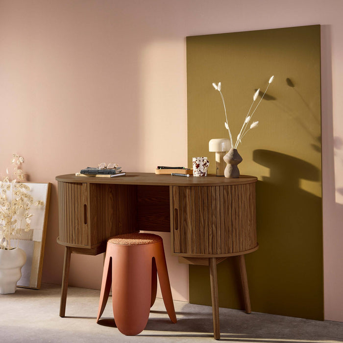 Scrivania ovale con effetto legno scanalato e due vani portaoggetti,