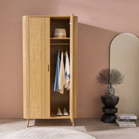 Armadio effetto legno scanalato con mensola e guardaroba, marrone