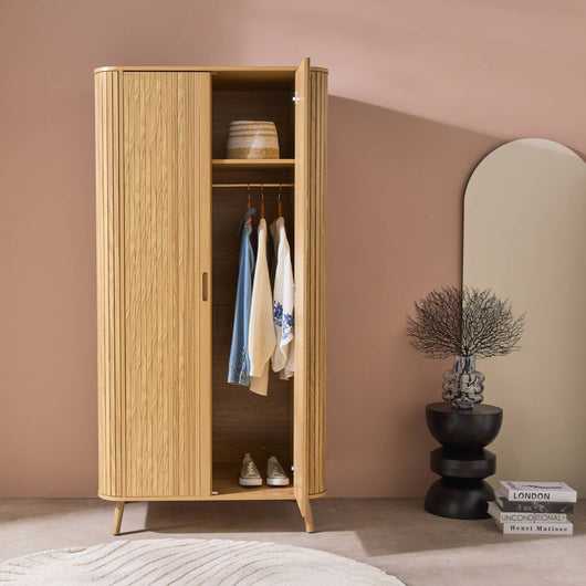 Armadio effetto legno scanalato con mensola e guardaroba, marrone