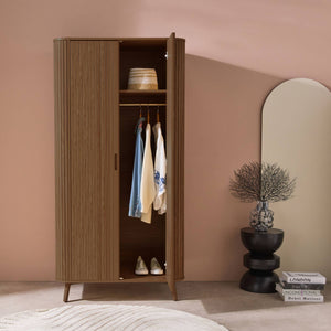 Armadio effetto legno scanalato con mensola e guardaroba, noce