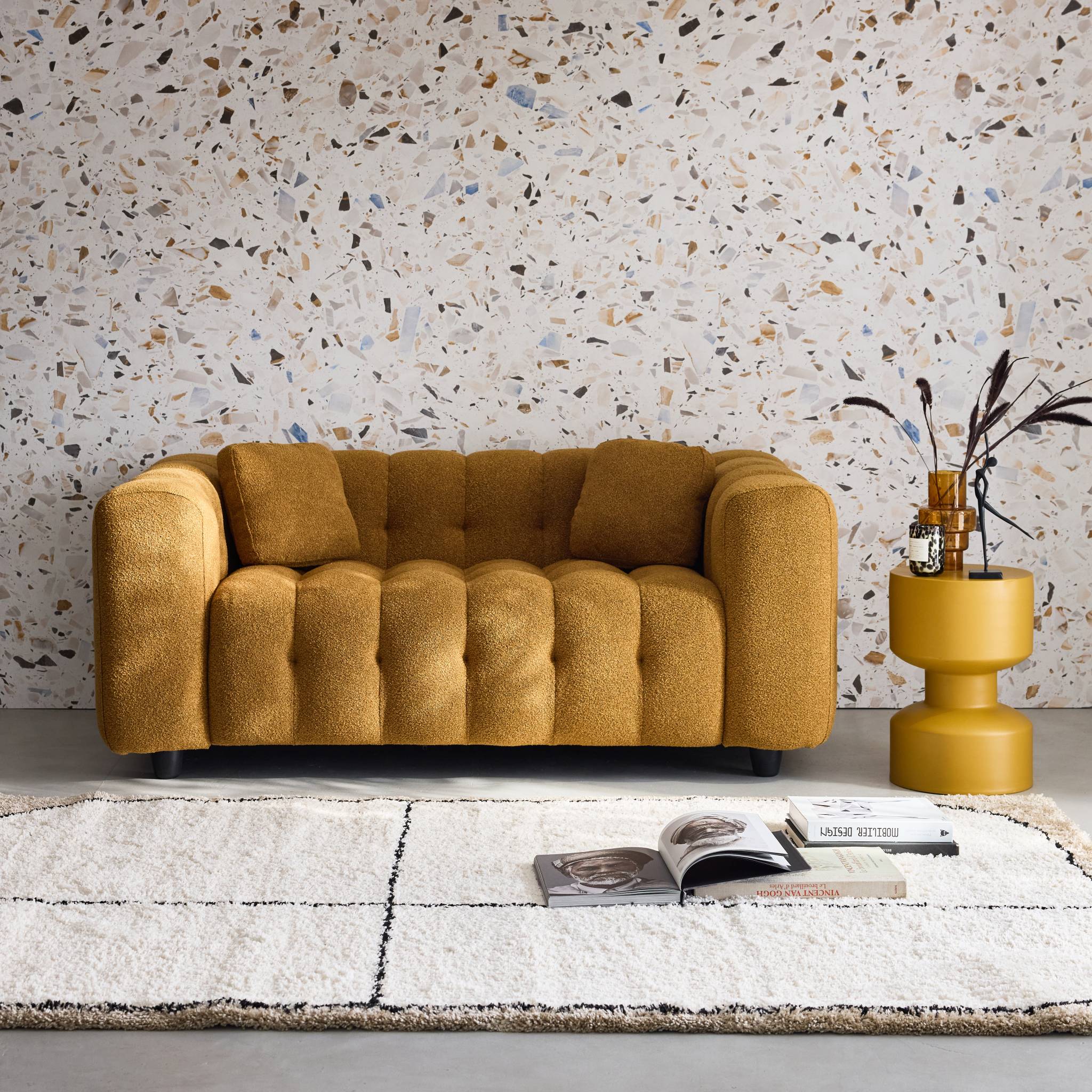 Divano a 2 posti, rivestito in tessuto bouclé testurizzato, mostarda