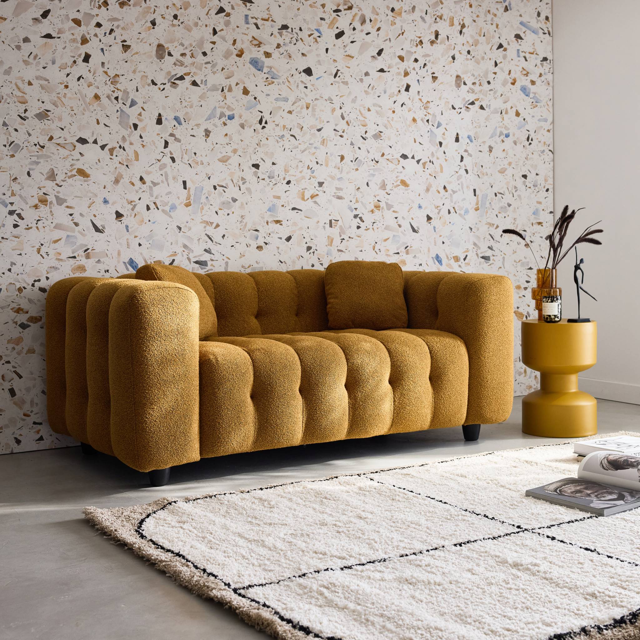 Divano a 2 posti, rivestito in tessuto bouclé testurizzato, mostarda