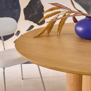 Tavolo da pranzo rotondo in legno di hevea e impiallacciatura di