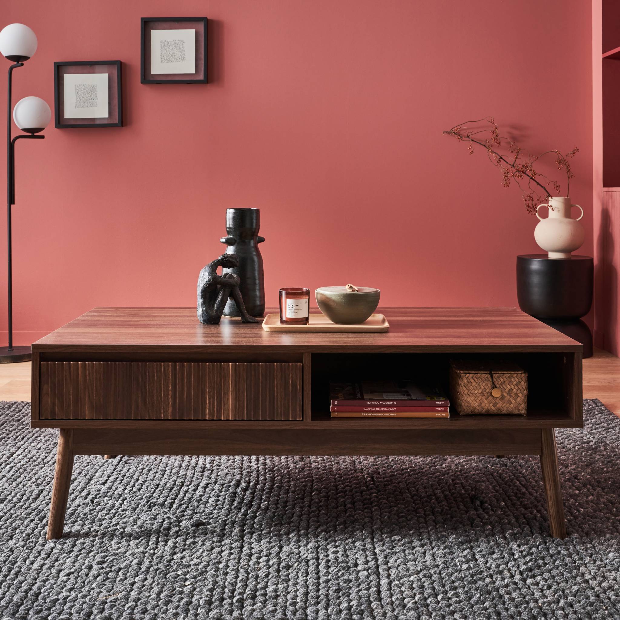 Tavolino scandinavo, decoro in legno scanalato, 2 nicchie, 1 cassetto,