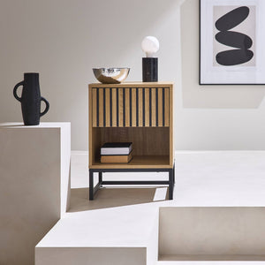 Comodino contemporaneo effetto legno scanalato con 1 cassetto, marrone