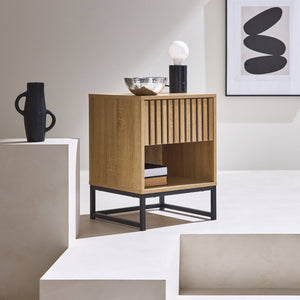 Comodino contemporaneo effetto legno scanalato con 1 cassetto, marrone