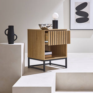 Comodino contemporaneo effetto legno scanalato con 1 cassetto, marrone