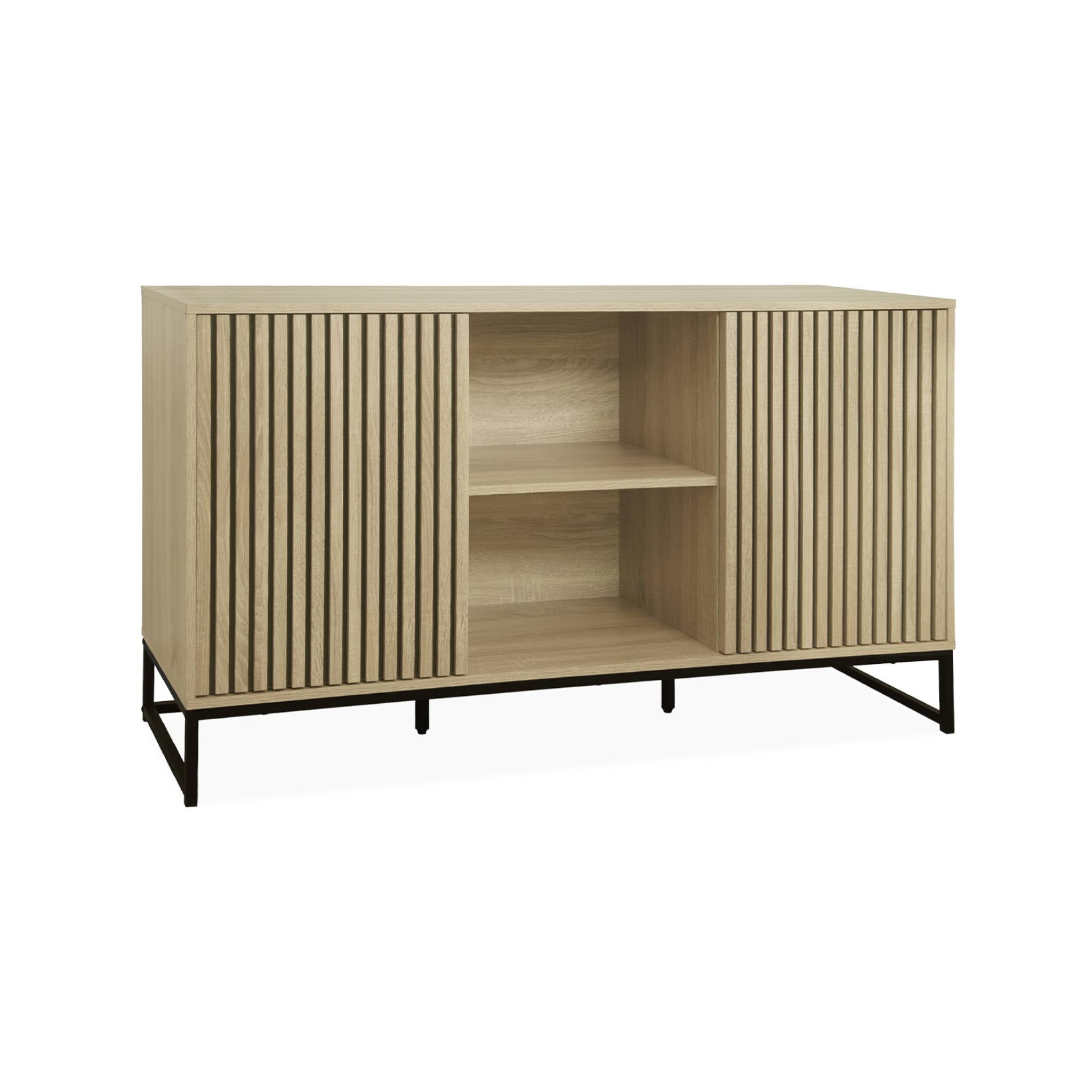 Credenza contemporanea a 2 ante scanalate effetto legno, 140cm,