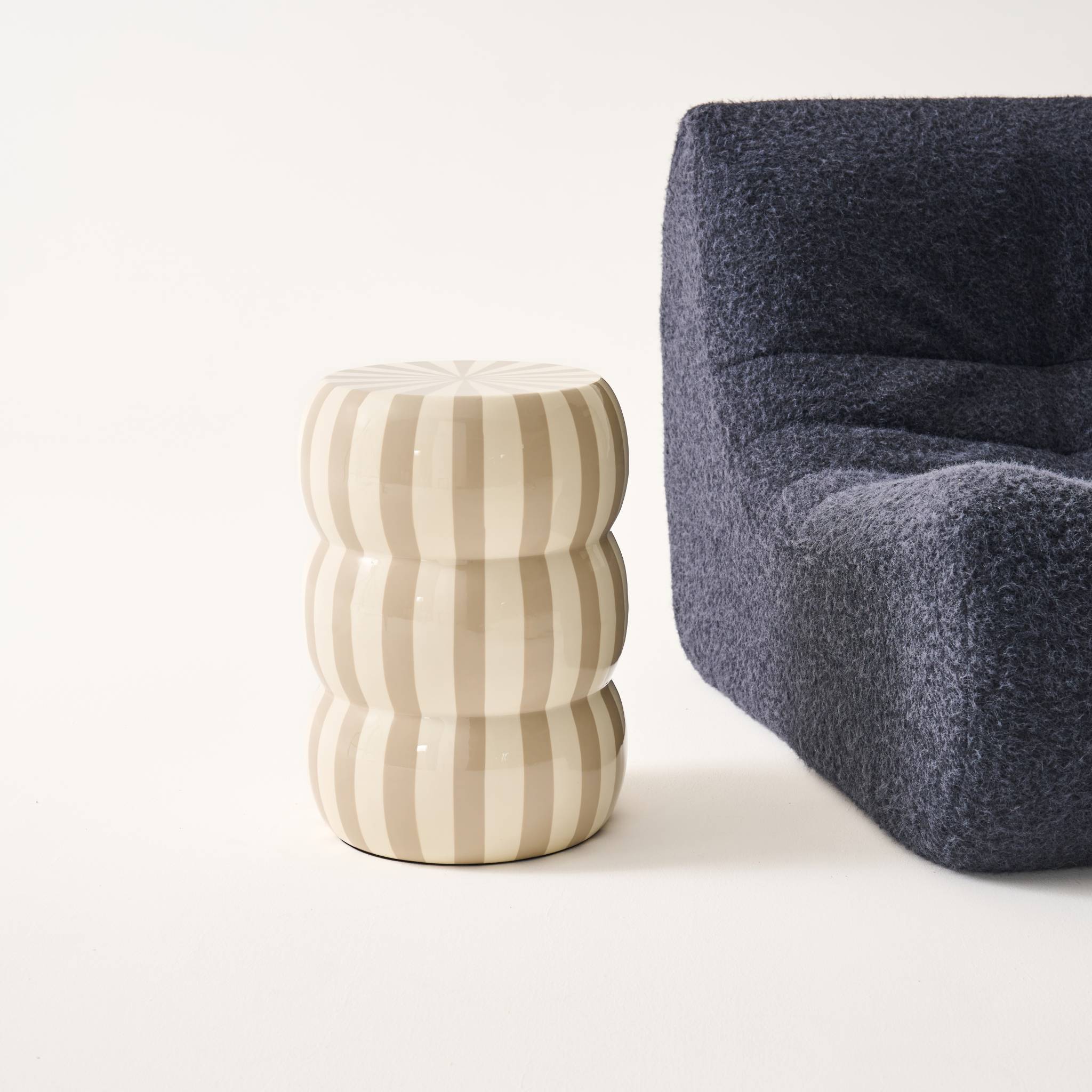 Tavolino da salotto in acciaio smaltato a righe, 46cm, beige