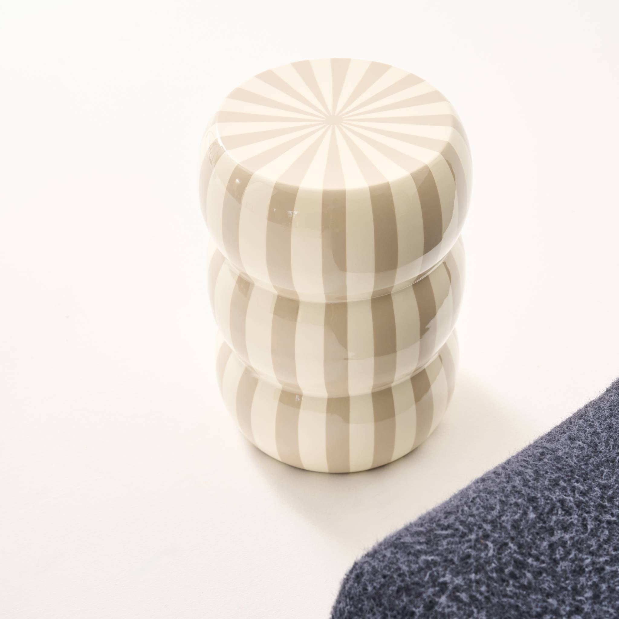 Tavolino da salotto in acciaio smaltato a righe, 46cm, beige