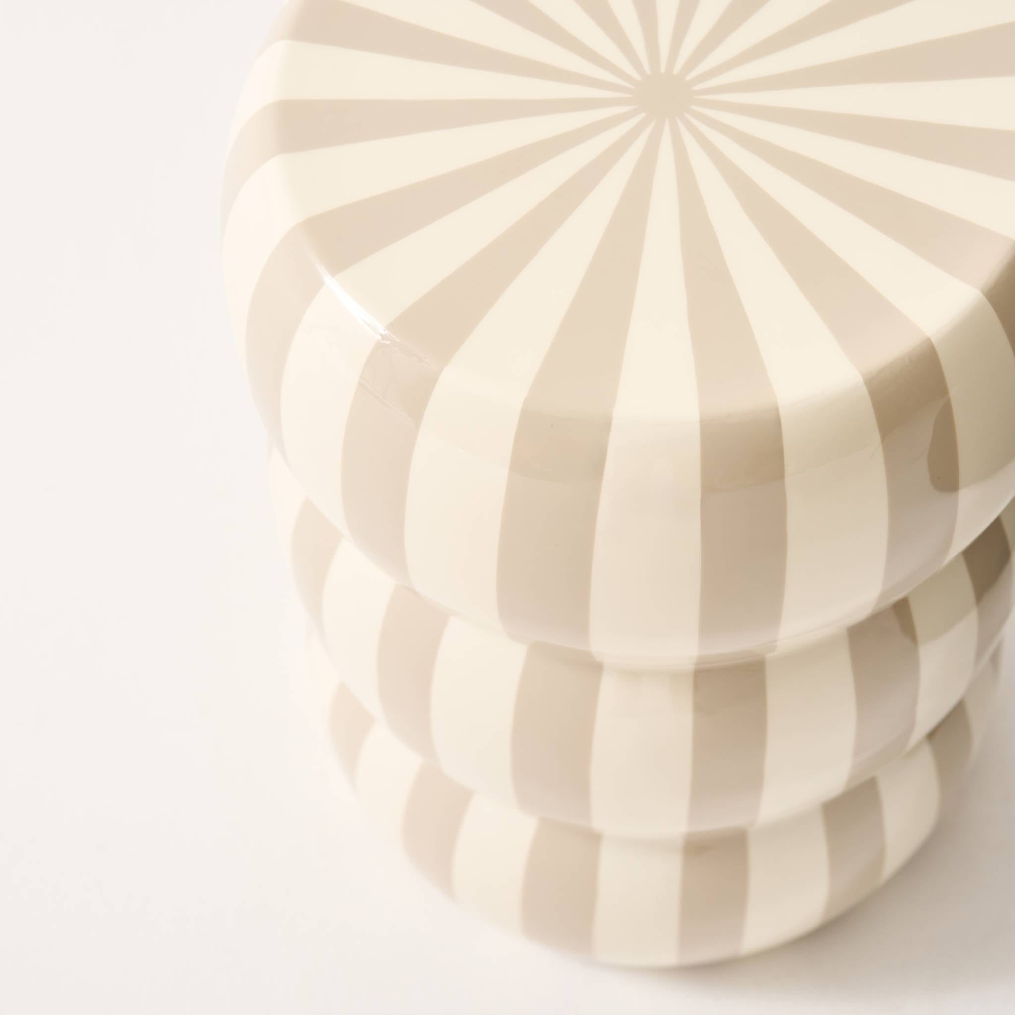 Tavolino da salotto in acciaio smaltato a righe, 46cm, beige